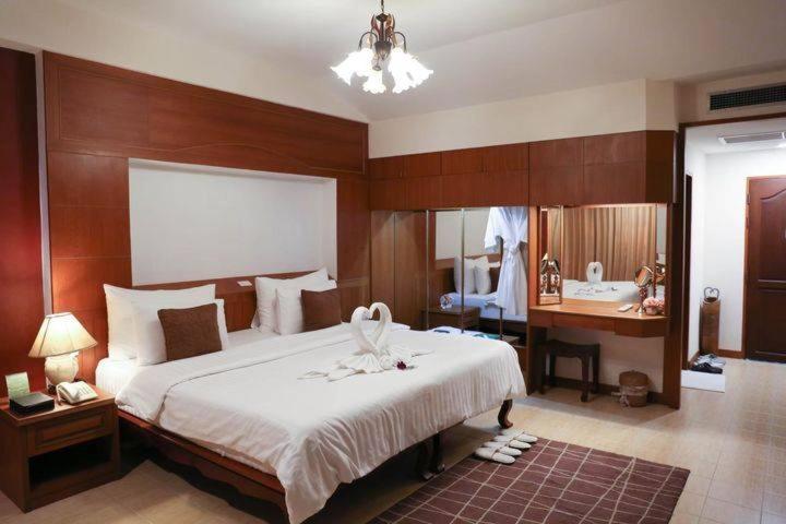 Country Lake View Hotel Suphanburi Esterno foto